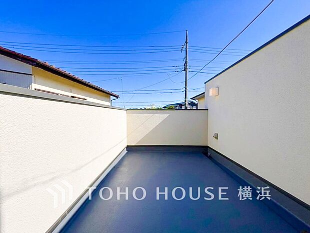 大空と眺望を心ゆくまで楽しめます。広々としたオープンエア空間が開放感あふれる毎日を演出。
