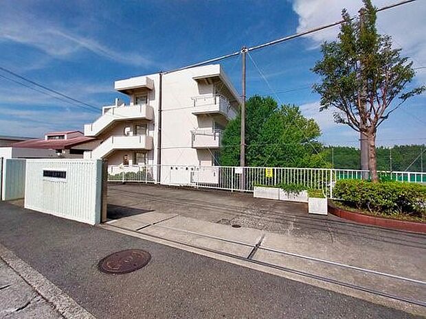 横浜市立汲沢中学校 350m 徒歩5分。部活などで帰りが遅くなっても安心の距離です。