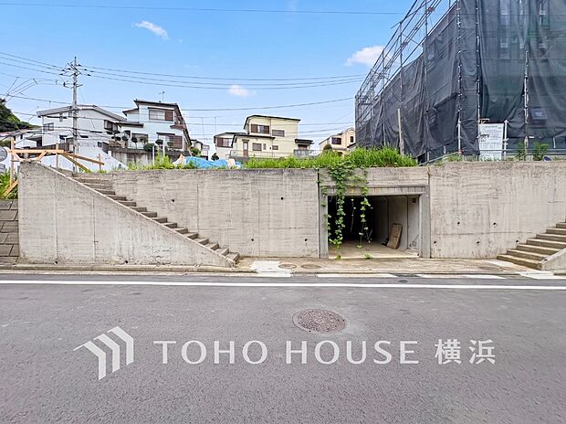 雨や紫外線から大切な愛車を守る地下車庫はセキュリティ面も安心です。(2026年8月撮影)