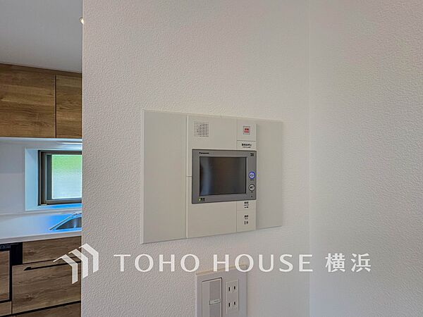 誰が来てもわかる様にモニター付きインターホンを設置。快適と安らぎを合わせた優しい設計。