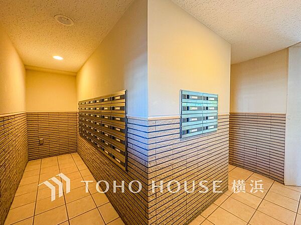 郵便物はこちらからお取りいただけます。共用部分も機能的な上、デザインが統一されています。