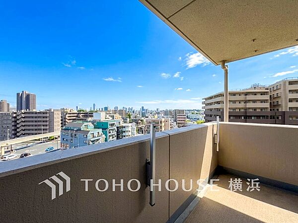 休日にまとめてお洗濯される方も安心のバルコニー。