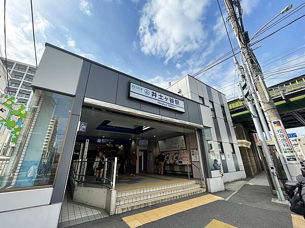 井土ヶ谷駅（京急）　880m　急行停車駅。「横浜」駅までは乗車7分（急行利用）で到着。駅前にはスーパーなどがあります。