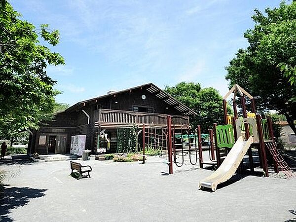 永田みなみ台公園　900m　広く野球やサッカーを楽しめる広場やログハウスのある公園です。放課後は小学生が楽しく遊んでいます。