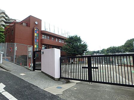 南聖心幼稚園 300m 英語のお勉強に力を入れている幼稚園。給食で朝が忙しいママはお弁当作りがないので助かりますね。
