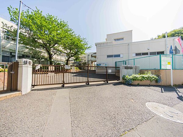 横浜市立永田小学校　500m　徒歩7分。小学校が近いのは子育てファミリーにもおすすめのポイント。