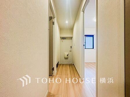 清潔感漂う廊下。各お部屋をつなぐ主要空間として美しく存在しています。