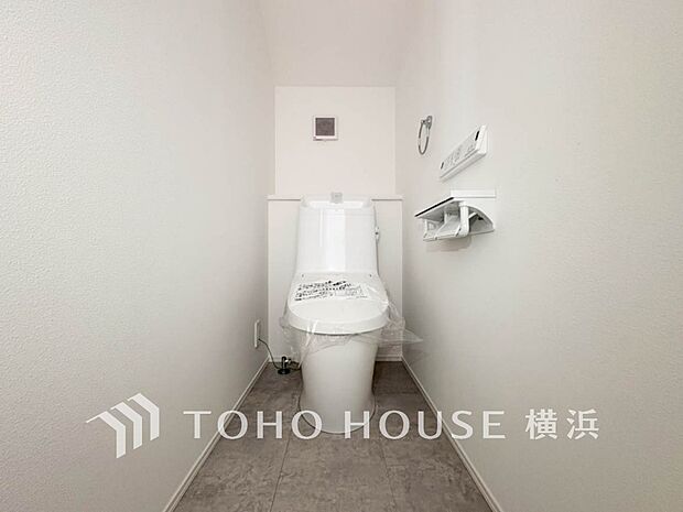 清潔感溢れるトイレ。落ち着いた空間で安らぎのひとときをお過ごしいただけます。