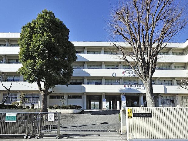 横浜市立丸山台中学校 1000m 徒歩13分。部活などで帰りが遅くなっても安心の距離です。