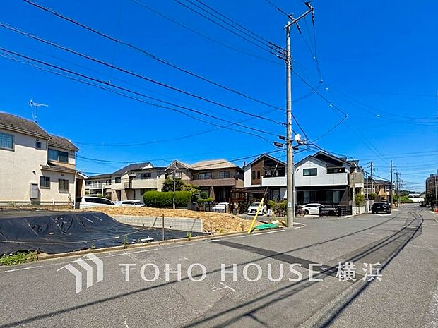 小学校が徒歩5分で、お子様の通学も安心です。（2026年8月撮影）