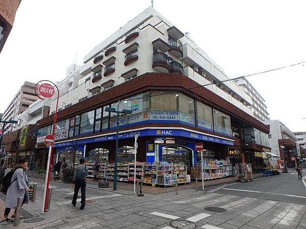 ハックドラッグ綱島西店 1400m マンション1階のドラッグストア。夜10時まで営業。薬・化粧品・雑貨等の取り扱いがございます。