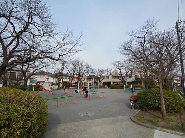 大曽根北公園 650m ジャングルジム・滑り台・ブランコなどがあり、見通しもよいので、小さなお子様の公園遊びにおすすめです。