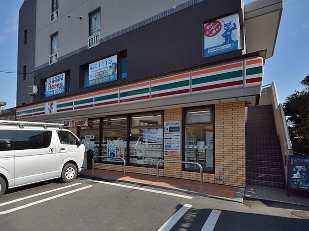 セブンイレブン横浜樽町店　1000m　ちょっとした買い物にも便利ですね。 