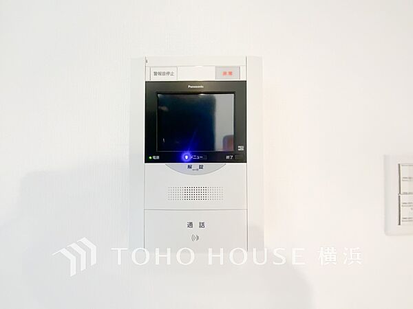 誰が来てもわかる様にモニター付きインターホンを設置。快適と安らぎを合わせた優しい設計。