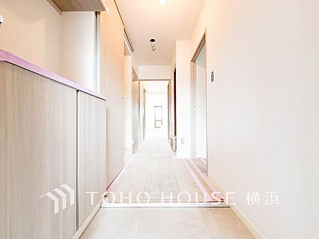 上質感漂う玄関と廊下。居住者の帰り、訪れる方を優しく迎えてくれます。