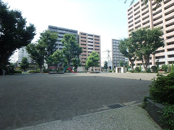 新横浜第一公園　400m　木陰もあり、ゆったりとしたひとときを過ごせる公園です。トイレも併設されています。