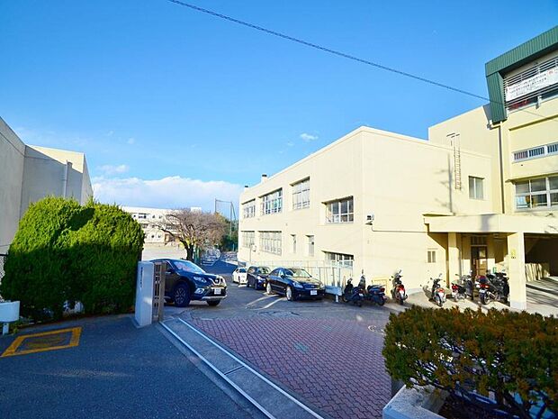 横浜市立笹下中学校 1800m 徒歩23分。中学生の体力づくりにはぴったりの距離かもしれませんね。