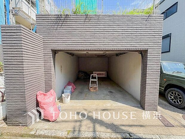 雨や紫外線から大切な愛車を守る地下車庫はセキュリティ面も安心です。（2026年8月撮影）