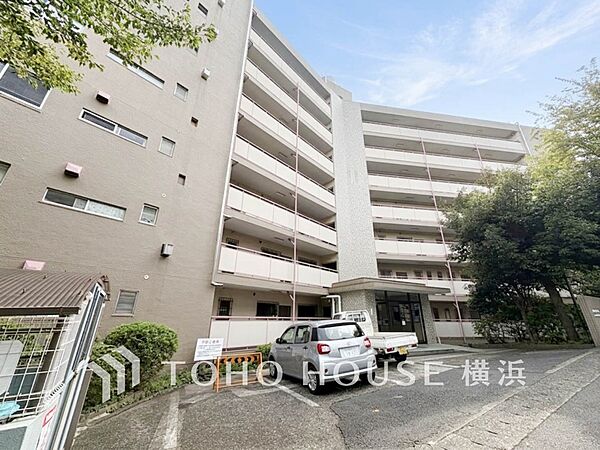 敷地内に駐車スペースがあると日々の暮らしのをスムーズに運ぶ事が出来ます。（空き状況はお問合せ下さい）