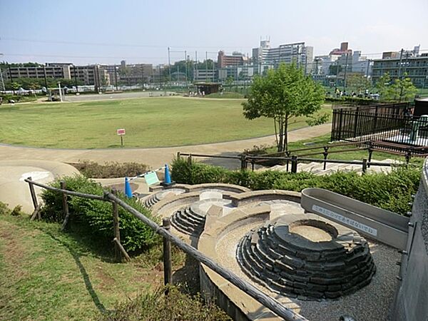 カッパーク鷺沼　鷺沼ふれあい広場　450m　「教育ゾーン」「広場・公園ゾーン」「運動施設ゾーン」「福祉ゾーン」の4つにゾーン分けされた公園。
