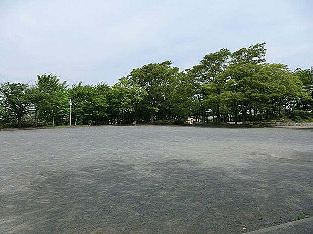 桂山公園 260m 公園の遊具自体はお砂場と複合遊具しかありませんが、こどもログハウス「ロッキー」が敷地内にあります。
