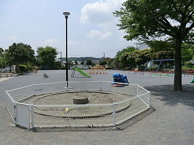 桂台第二公園 600m 身近な遊び場として、地域に親しまれている公園。住環境に穏やかな彩りを添えてくれるスポットです。
