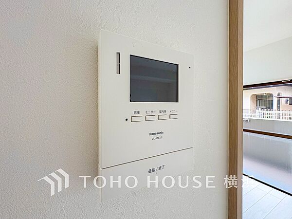 誰が来てもわかる様にモニター付きインターホンを設置。快適と安らぎを合わせた優しい設計。