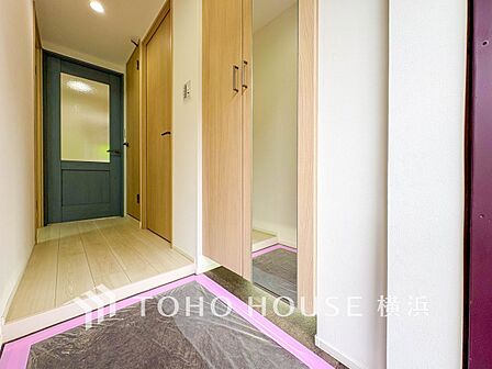 上質感漂う玄関と廊下。居住者の帰り、訪れる方を優しく迎えてくれます。