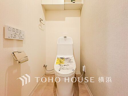 清潔感溢れるトイレ。落ち着いた空間で安らぎのひとときをお過ごしいただけます。