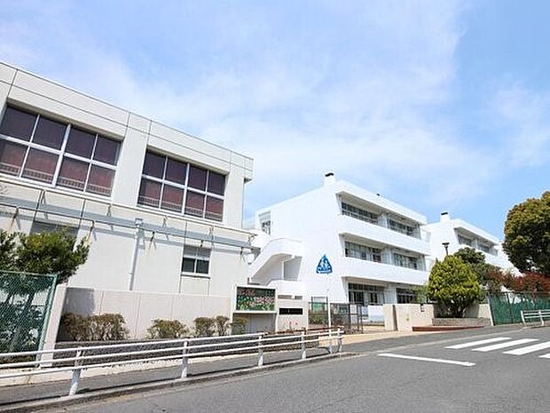 横浜市立東永谷中学校 700m 徒歩9分。部活などで帰りが遅くなっても安心の距離感です。