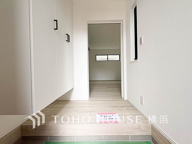 上質感漂う玄関。居住者の帰り、訪れる方を優しく迎えてくれます。
