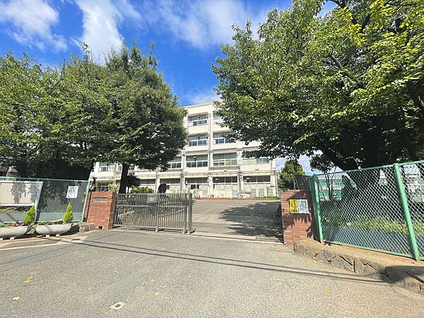 横浜市立樽町中学校　1300m　徒歩19分。中学生の体力づくりにはぴったりの距離かもしれませんね。
