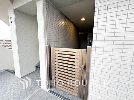 帰り着くたびに洗練されたテイストの空間に迎えられ誇りと喜びを感じる玄関まわりです。