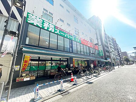 業務スーパー伊勢佐木モール店 350m プロの方はもちろん一般の方もお買物できます。お手頃価格で食料品が買える主婦の強い味方のスーパー。
