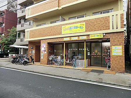 保育園ころころキッズガーデン 150m 生後3ケ月から3歳児未満の児童を対象。園庭や近くの公園、川添いの散歩などの外遊びをします。