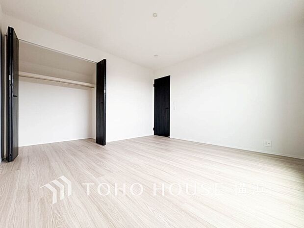 一日の疲れをいやしてくれる寝室。時を忘れて過ごす場所として過ごせるお部屋。