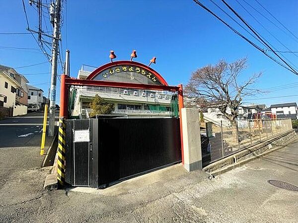 岩崎学園附属幼稚園　300m　園庭にはビオトープやカブトムシハウス、子供たちの畑があります。自然豊かな環境の中にある幼稚園です。