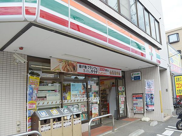セブンイレブン横浜坂本町店　650m　24時間営業。ちょっとした買い物にも便利ですね。
