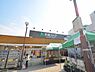 周辺：京急ストア富岡店　1200m　食料品の京急ストア、ハックドラッグ・100円ショップ・クリーニング店・イレブンカット・生花店など。 