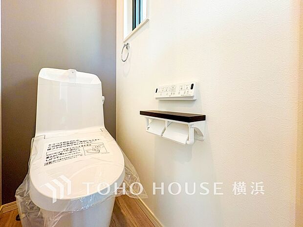 換気と明るさに配慮した、清潔感溢れるトイレ。落ち着いた空間で安らぎのひとときをお過ごしいただけます。