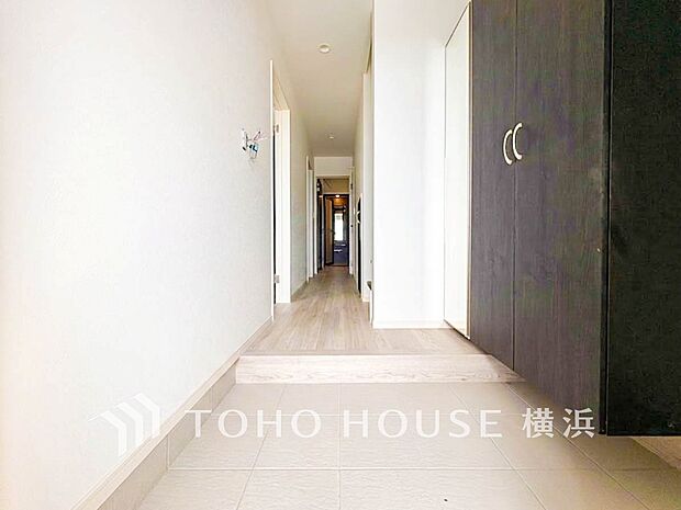 上質感漂う玄関と廊下。居住者の帰り、訪れる方を優しく迎えてくれます。