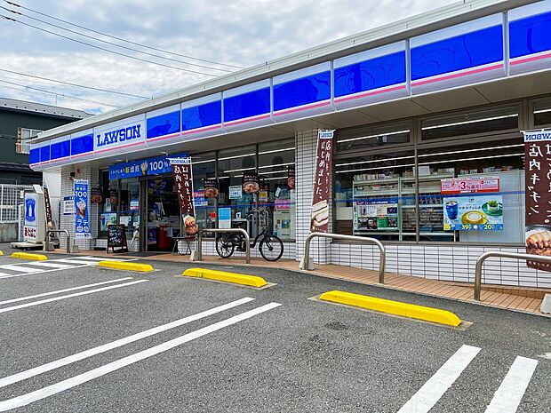 ローソン港南大久保二丁目店 260m お弁当や飲み物をはじめ、さまざまな商品を取り扱うコンビエンスストア。