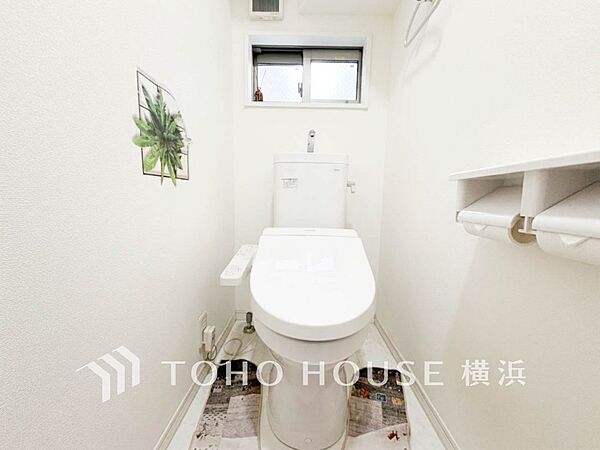 清潔感溢れるトイレ。落ち着いた空間で安らぎのひとときをお過ごしいただけます。