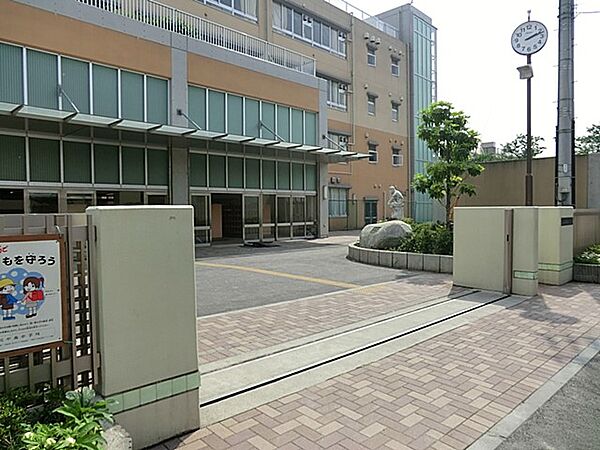 川崎市立川中島中学校　350m　徒歩5分。部活などで帰りが遅くなっても安心の距離です。