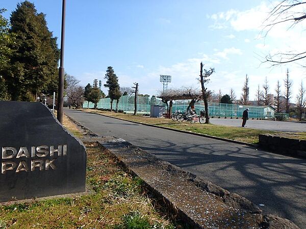 大師公園　1500m　自然豊かな大型公園。子供が遊べる大型遊具が豊富に揃えられており、小川や噴水があります。