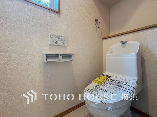 換気と明るさに配慮した、清潔感溢れるトイレ。落ち着いた空間で安らぎのひとときをお過ごしいただけます。