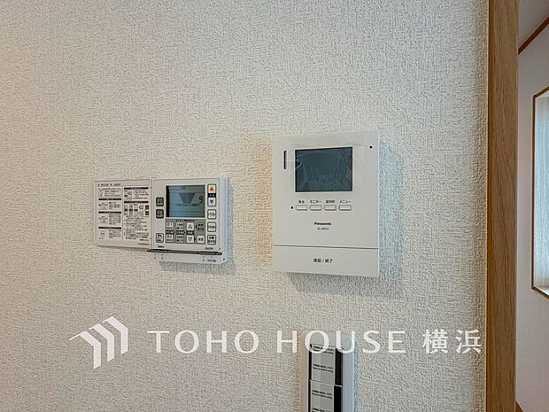 誰が来てもわかる様にモニター付きインターホンを設置。快適と安らぎを合わせた優しい設計。