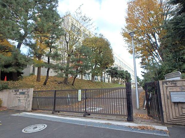 横浜市立山内中学校 1800m 徒歩23分。子育て世代に優しい落ち着いた住環境。
