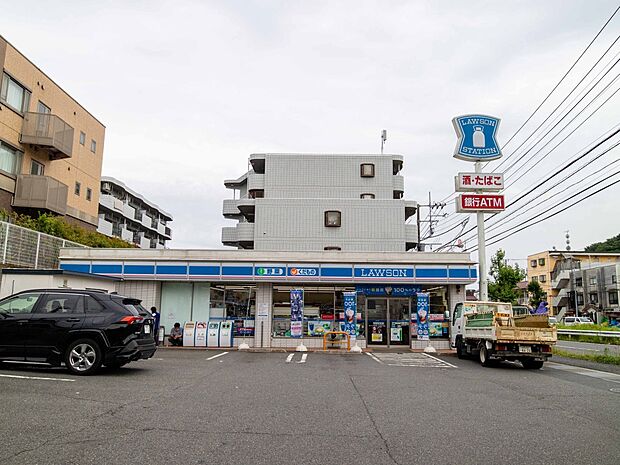 ローソン 横浜美しが丘四丁目店　800m　近くにあるとちょっとした買い物にも便利ですね。 