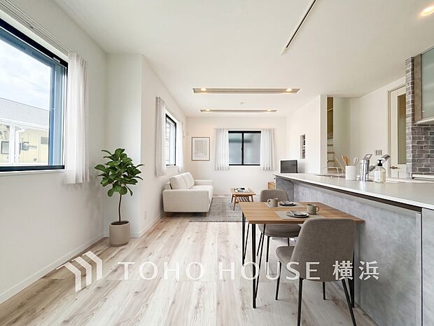 和やかで洗練された空間の演出。※生成AIによるイメージです。家具・小物は販売価格に含まれません。